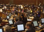 Legisladores durante un receso del Pleno, este 15 de abril. La Asamblea deberá tratar el veto parcial del Ejecutivo a las reformas a la ley de Seguridad Social