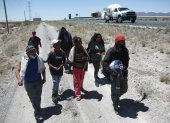 Un grupo de migrantes caminan a un costado de la carretera rumbo a la frontera con Estados Unidos, el 16 de abril de 2024, en la ciudad de Chihuahua (México).