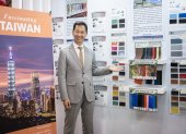 Augusto Liao, representante gubernamental de la Oficina Comercial de Taipéi en Ecuador, junto a las muestras y catálogos expuestos en su stand.