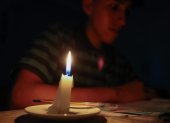 Un estudiante lee un texto a la luz de una vela este miércoles en Quito (Ecuador).