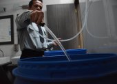 Las personas optan por recoger agua en baldes para utilizar en la cocina, higiene y otros.
