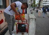 Estos generadores abastecen por unas horas, los propietarios deben usar su dinero para comprar gasolina y funcione durante los cortes prolongados.
