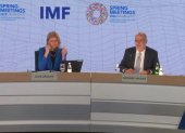 Rodrigo Valdez (derecha), director para el Hemisferio Occidental del FMI, en rueda de prensa este 19 de abril de 2024