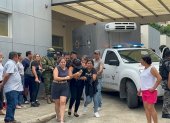 Reacciones. Familiares y allegados del alcalde Maldonado llegaron al hospital luego del lamentable hecho.
