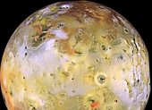 Io, el cuerpo más volcánico del sistema solar, en una imagen de la nave espacial Galileo de la NASA.