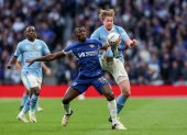 London (United Kingdom), 20/04/2024.- Kevin De Bruyne of Manchester City (R) in action against Moises Caicedo of Chelsea during the FA Cup semi-final soccer match of Manchester City against Chelsea FC, in London, Britain, 20 April 2024. (Reino Unido, Londres) EFE/EPA/NEIL HALL EDITORIAL USE ONLY. No use with unauthorized audio, video, data, fixture lists, club/league logos, "live" services or NFTs. Online in-match use limited to 120 images, no video emulation. No use in betting, games or single club/league/player publications.