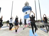 Al pie del faro, los guayaquileños disfrutaron de la sesión de yoga.