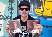 El cantante español Dani Martín junto a la portada de su nuevo tema "Ester Expósito"