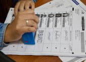 Personas inician el conteo de la votación del referéndum este domingo en Quito (Ecuador).
