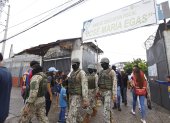 Resguardo. Efectivos de las Fuerzas Armadas custodiaron los recintos electorales en el sur de Guayaquil, una de las zonas con mayor índice de violencia.
