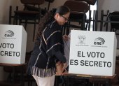 Actividad. En Quito, la jornada se desarrolló con normalidad y sin contratiempos. Entre 15 y 45 segundos se demoraban los ciudadanos en votar.