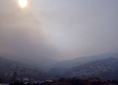 Una capa de humo causada por incendios forestales este 22 de abril en un sector de Tegucigalpa (Honduras)