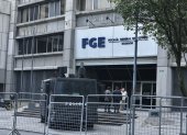 Vehículos blindados y agentes de la Policía resguardan el edificio de la Fiscalía en Quito.