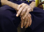 Detalle de las manos de un anciano
