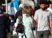 Teherán. Una iraní transita sin velo por una de las calles de esta capital.