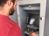 Servicios. Con una cuenta bancaria las personas acceden a una tarjeta y al retiro de dinero por cajeros.