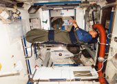 El astronauta de la Agencia Espacial Europea Paolo Nespoli en su saco de dormir a bordo de la Estación Espacial Internacional.