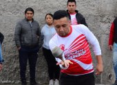"Desafío del Trompo" consiste en hacer bailar un trompo muy grande, que va golpeando y haciéndolo circular por toda la periferia de la ciudad