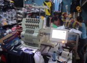 Local. Uno de los negocios en el centro de Guayaquil que hace uniforme, estampa y borda las prendas.