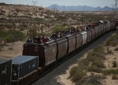Migrantes viajan en el techo de un tren conocido como "La bestia", el 25 de abril de 2024 en Ciudad Juárez (México).