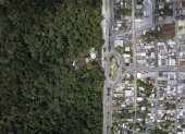 AME827. MANAUS (BRASIL), 27/04/2024.- Fotografía aérea tomada con un dron que muestra la división entre la selva amazónica y la ciudad frente al Museo Amazonas, el 22 de abril de 2024, en la ciudad de Manaos (Brasil).Un museo de la ciudad brasileña de Manaos le ofrece al visitante una completa inmersión en la Amazonía, al permitirle ver, oler, sentir y hasta abrazar parte de la enorme biodiversidad de la mayor selva tropical del mundo. Se trata del Museo de la Amazonía (MUSA), un jardín botánico de 100 hectáreas ubicado dentro de la reserva forestal Adolpho Ducke, uno de los santuarios ambientales más importantes de Brasil y que limita con el casco urbano de Manaos, la mayor ciudad amazónica. EFE/ Isaac Fontana