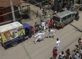 El esgrimista profesional keniano Isaac Mburu Wanyoike (d) entrena con miembros adolescentes del club Tsavora Fencing Mtaani en las calles del barrio marginal de Huruma en Mathare.
