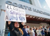 Simpatizantes del exvicepresidente Jorge Glas se manifiestan en los exteriores de la Corte Nacional de Justicia en Quito (Ecuador).