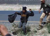 Ciudad Juárez. Un viajero ilegal intenta escapar de agente migratorio.