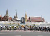 Un grupo de turistas se protege del sol en el Gran Palacio de Bangkok en medio de la fuerte ola de calor que golpea Tailandia y el sureste de Asia.