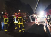 Bomberos y agentes de tránsito se encuentran en el sitio para atender este choque múltiple.
