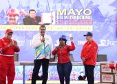 Nicolás Maduro (2-i), en un acto por el Día Internacional de los Trabajadores este miércoles, en Caracas (Venezuela).