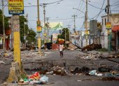Puerto Príncipe. Una mujer camina por una de las calles de esta capital.
