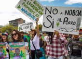 Personas se manifiestan durante la Marcha Mundial de la Marihuana este jueves, en Quito (Ecuador).