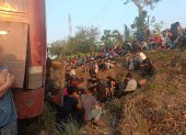 Minatitlán. Migrantes abandonados en autobuses este martes, en un municipio del estado de Veracruz (México).