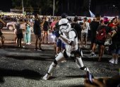Una persona disfrazada de Stormtrooper, de la saga "Star Wars", posa en Río de Janeiro (Brasil).