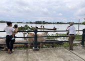 El inicio del malecón tiene basura acumulada y hay vacas que se desplazan por el sitio.