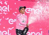 El ciclista ecuatoriano Jhonatan Narváez con la maglia rosa como líder del Giro de Italia.
