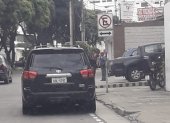 Vehículo. En 2022, el entonces asambleísta correísta Ronny Aleaga manejaba este auto, pero en 2023 fue adquirido por el abogado Daniel Frías.