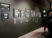 Vista de las fotos inéditas sobre crímenes de guerra cometidos por soldados alemanes durante la II Guerra Mundial