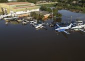 Fotografía aérea donde se observan unos aviones en una pista inundada este lunes, en el Aeropuerto Internacional Salgado Filho de Porto Alegre (Brasil).