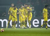Mats Hummels (C) de Borussia Dortmund celebra el gol junto a sus compañeros