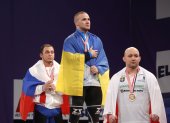 Oleksandr Pielieshenko (c) como campeón de Europa en pesas.