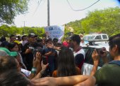 Protesta. Los moradores y turistas se oponen a la intervención inmobiliaria privada en el estero Oloncillo.