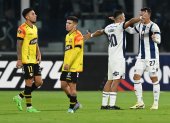 Ulises Ortegoza y Juan Portilla de Talleres celebran al final ante Barcelona.
