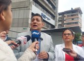 Uno de los voceros de Unidad Popular, en los exteriores de la Fiscalía, en Quito.