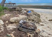 La bolsa plástica atada con cuerdas con los ladrillos de droga en el interior que fue hallada por un bañista este miércoles, en una playa sin especificar de los Cayos de Florida (EE. UU).
