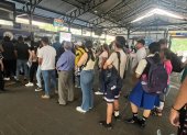 1. Filas. Decenas de personas se agolpan para lograr entrar a un bus en las paradas del centro. Se reclama la poca afluencia de las unidades.