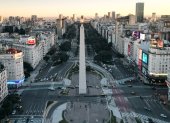 Fotografía que muestra la avenida 9 de julio y el obelisco este jueves en Buenos Aires (Argentina).