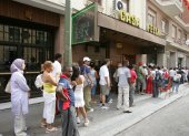 Foto de archivo de un numeroso grupo de inmigrantes guardando fila ante una oficina de la Seguridad Social en Madrid. EFE/Fernando Alvarado