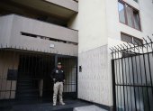 Lima. Un policía en el ingreso de vivienda de Nicanor Boluarte.